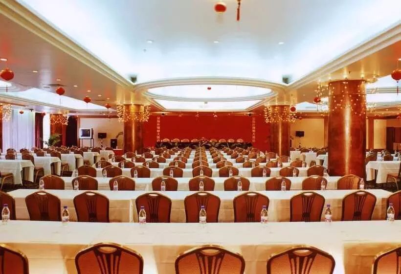 Отель Golden Coast Lawton