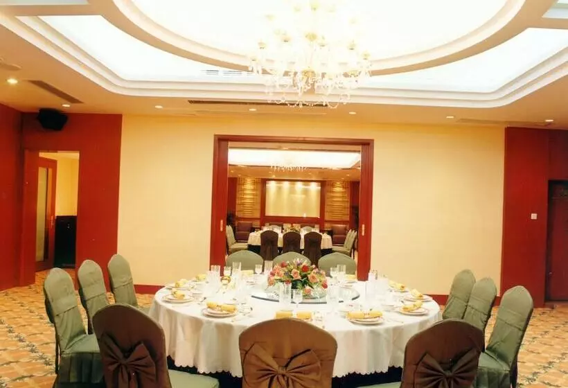 Отель Golden Coast Lawton