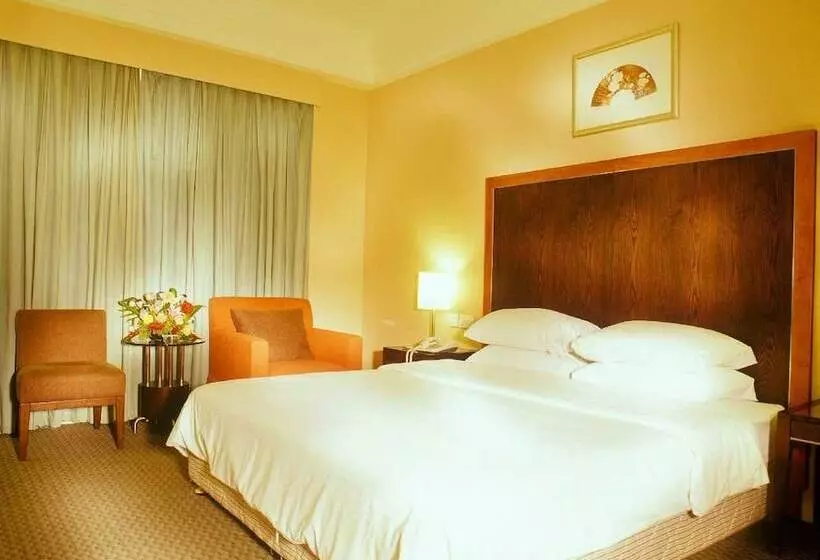 Отель Golden Coast Lawton