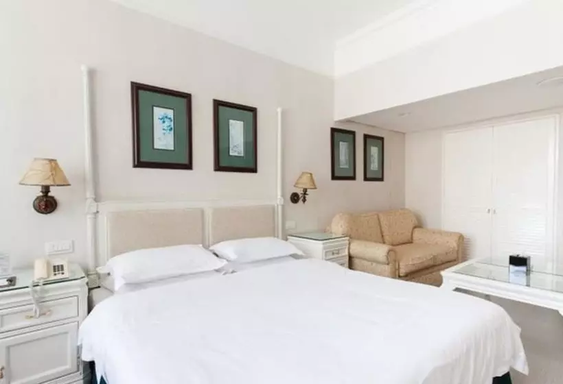 Отель Golden Coast Lawton