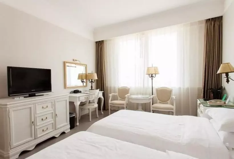 Отель Golden Coast Lawton