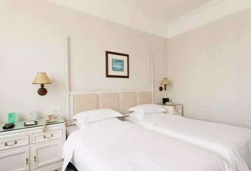 Отель Golden Coast Lawton