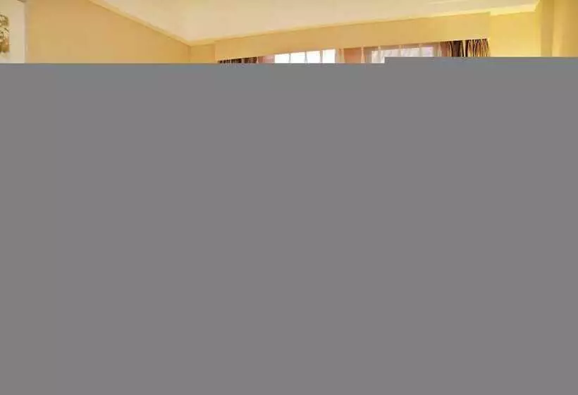 Отель Golden Coast Lawton