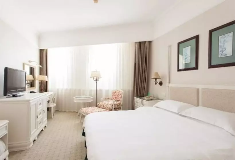 Отель Golden Coast Lawton