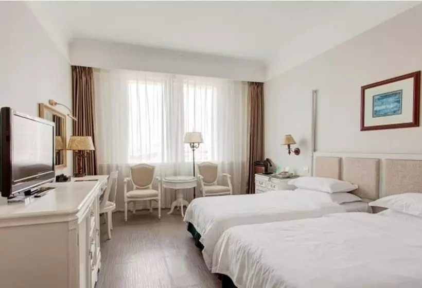 Отель Golden Coast Lawton