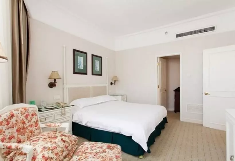 Отель Golden Coast Lawton