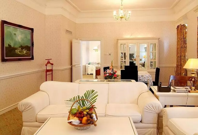 Отель Golden Coast Lawton