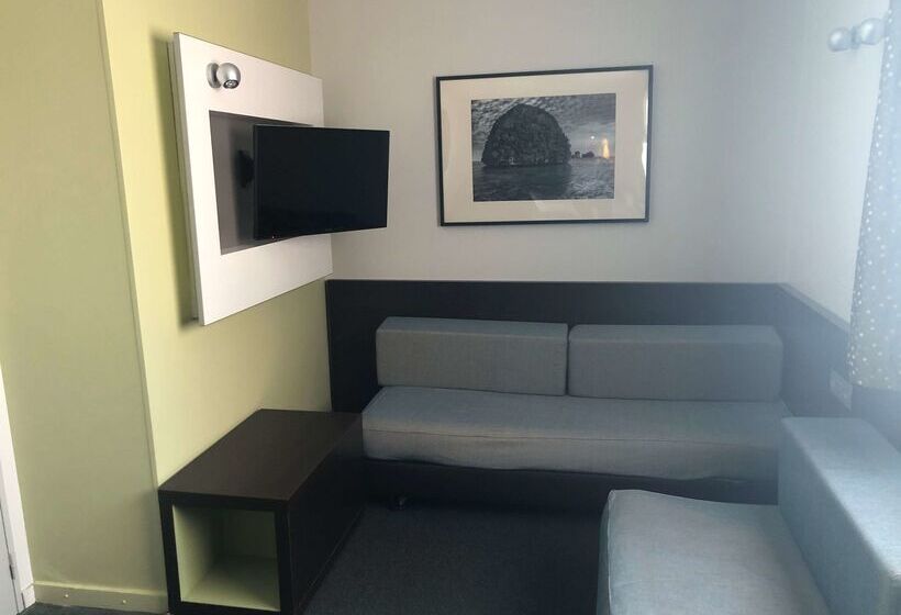 בית מלון כפרי Kyriad Hôtel Orly Aéroport   Athis Mons