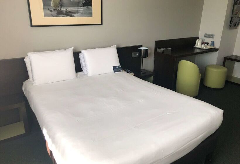 בית מלון כפרי Kyriad Hôtel Orly Aéroport   Athis Mons