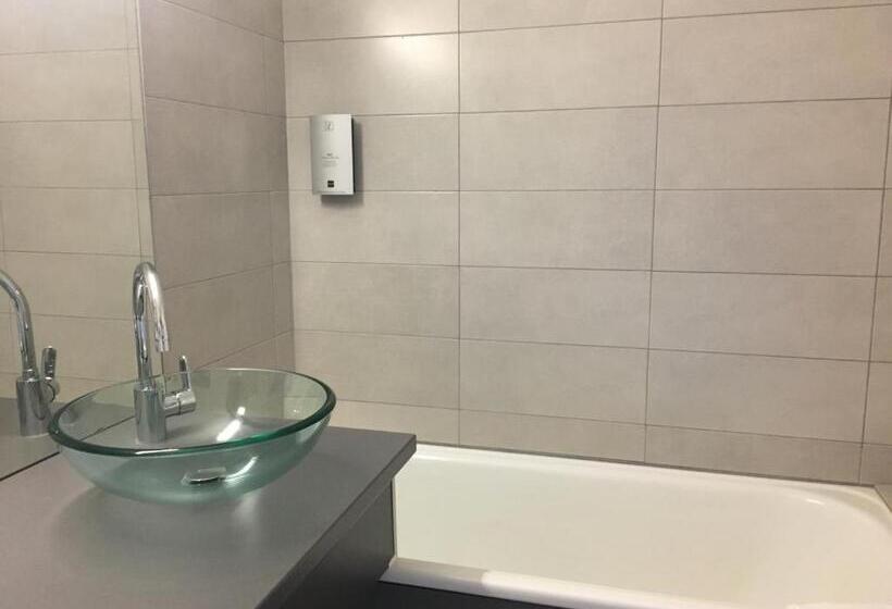 هتل Logis La Thomasse