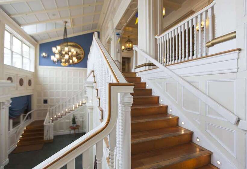 فندق Disney Newport Bay Club