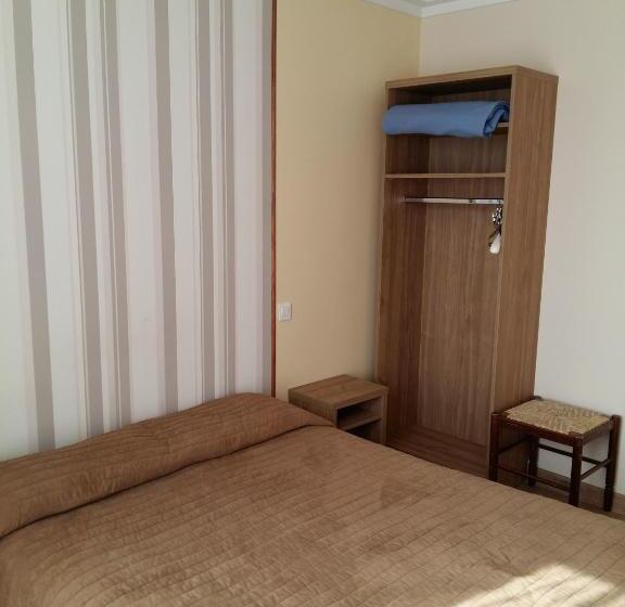 هتل Hôtel Roi René