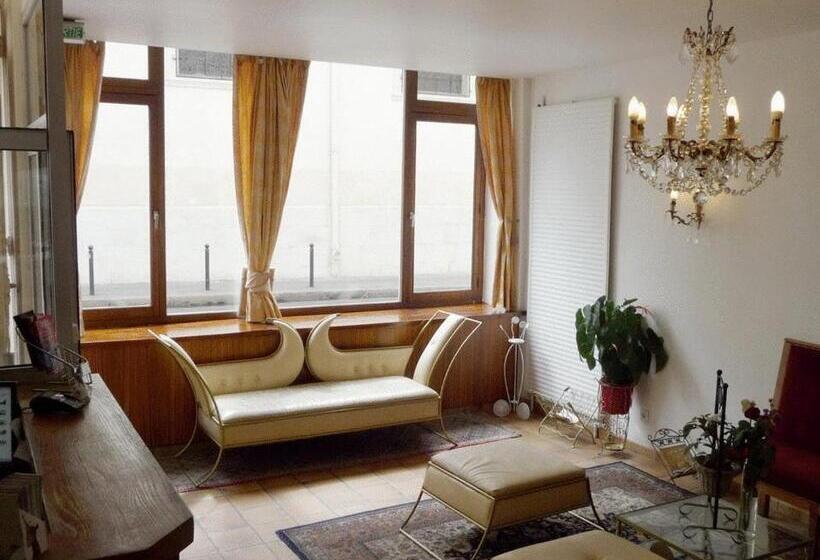 هتل Hôtel Roi René