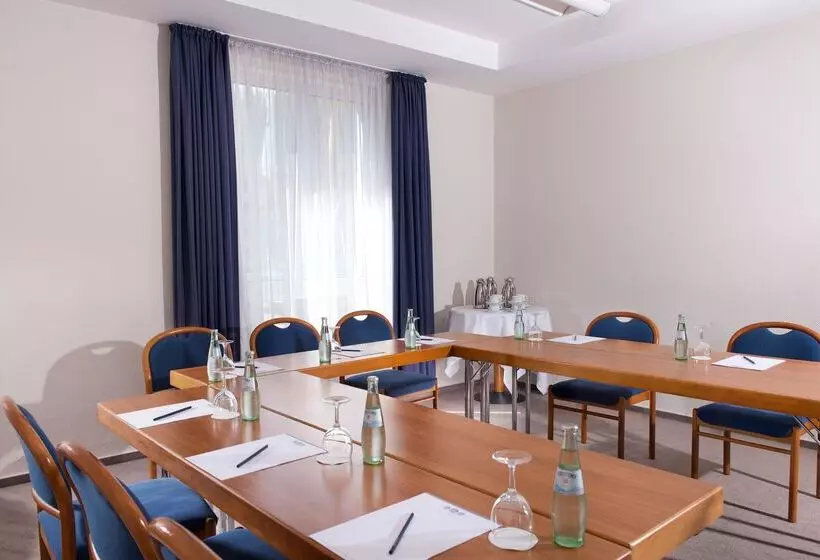 בית מלון כפרי Wyndham Garden Potsdam