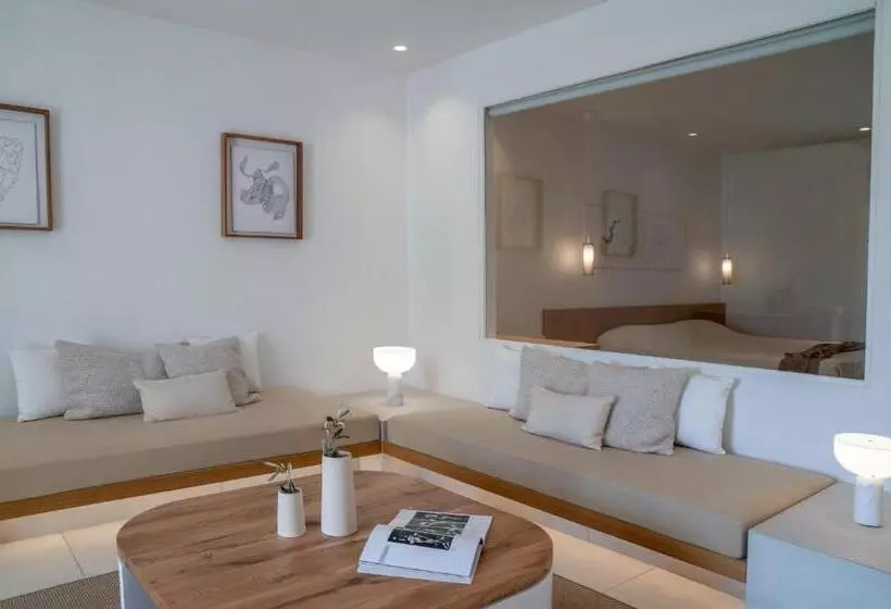 Отель Andronikos