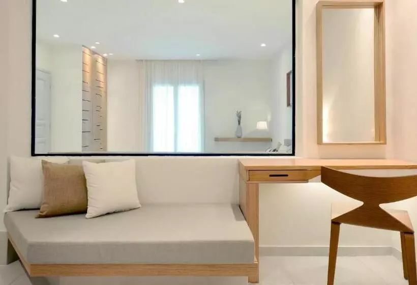 Отель Andronikos