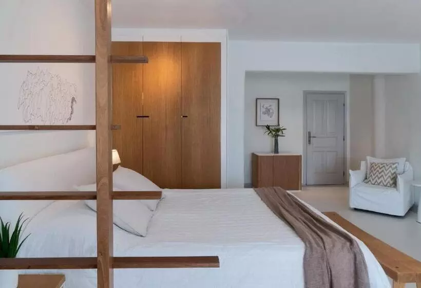 Отель Andronikos