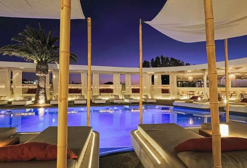 Отель Andronikos