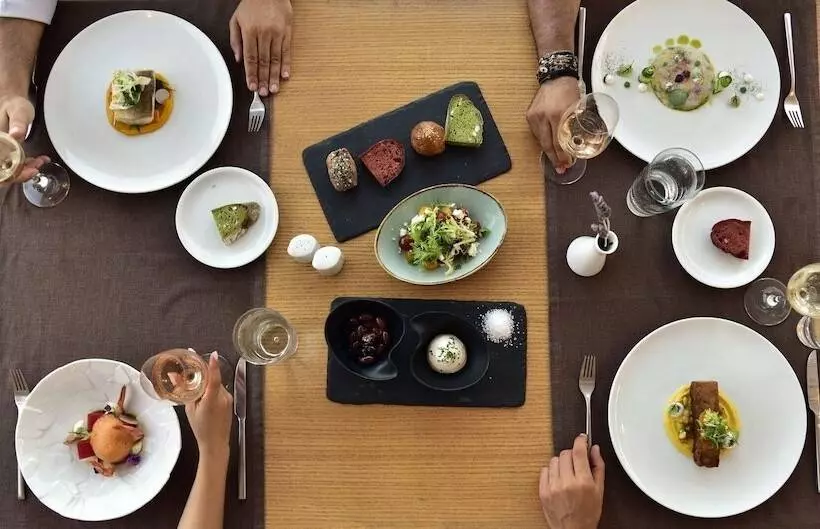 Отель Andronikos