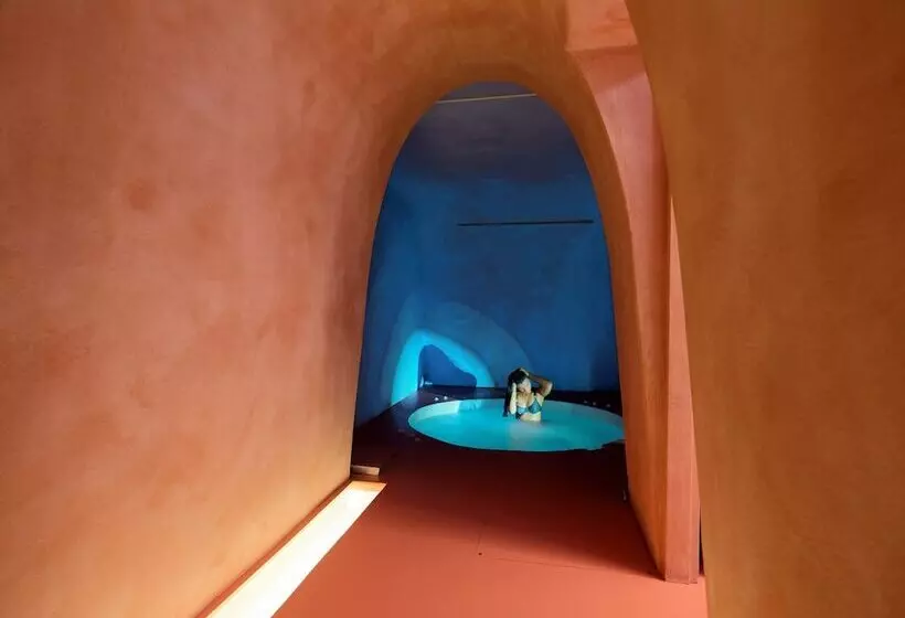 Отель Andronikos