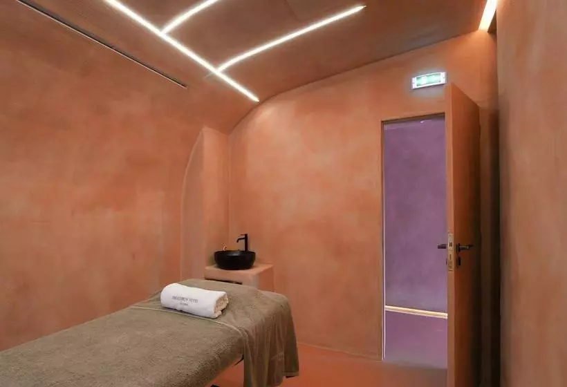 Отель Andronikos