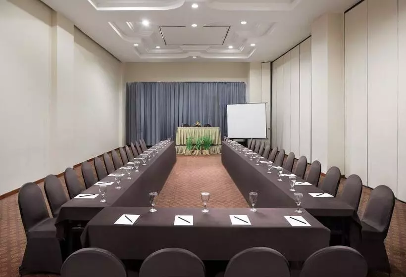 호텔 Aryaduta Manado