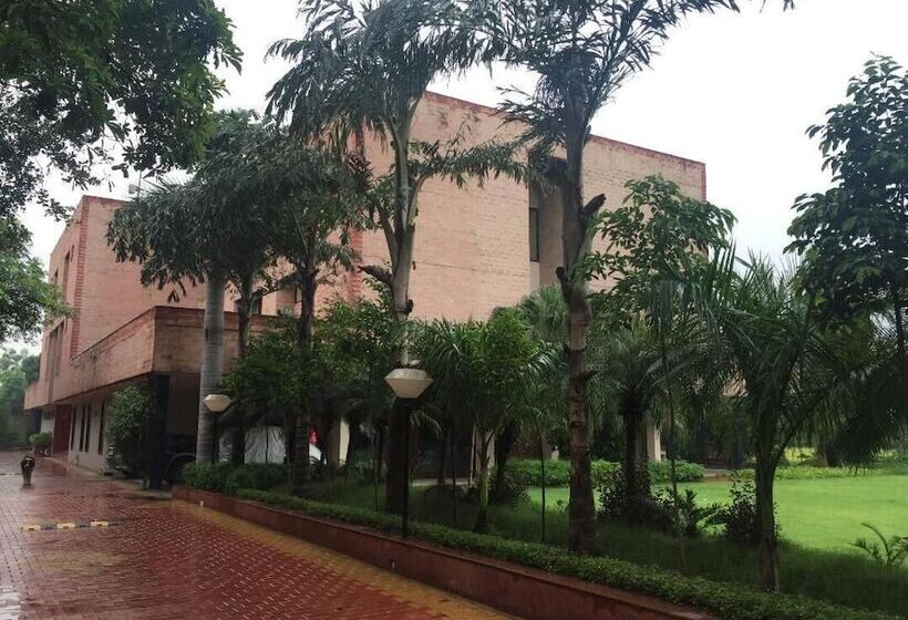 Hotel The Radha Ashok