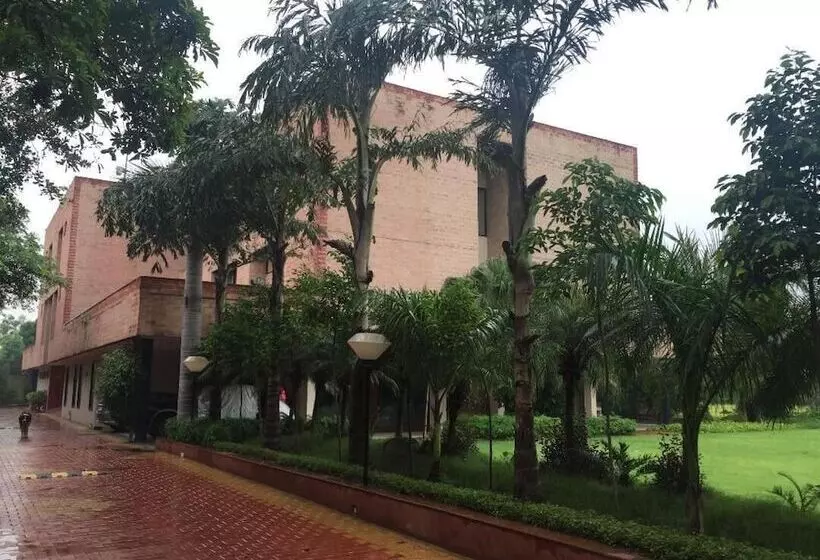 ホテル The Radha Ashok