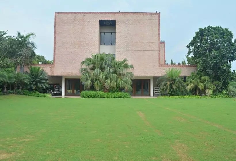 ホテル The Radha Ashok