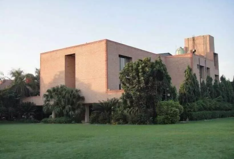 ホテル The Radha Ashok