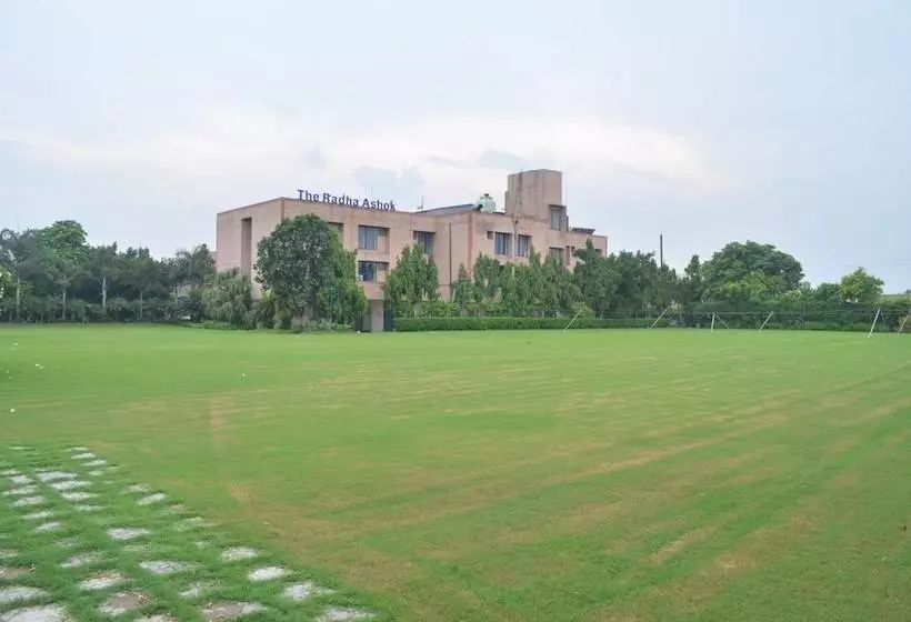 ホテル The Radha Ashok