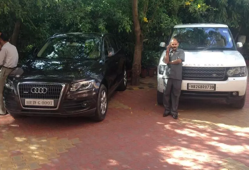 ホテル The Radha Ashok