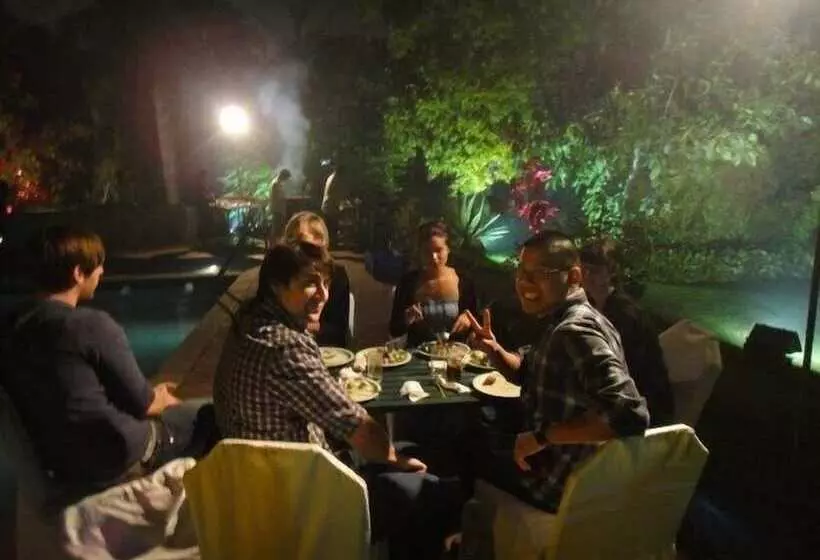 ホテル The Radha Ashok