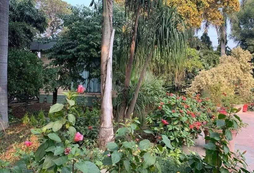 ホテル The Radha Ashok