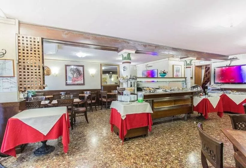 هتل Ambassador Tre Rose