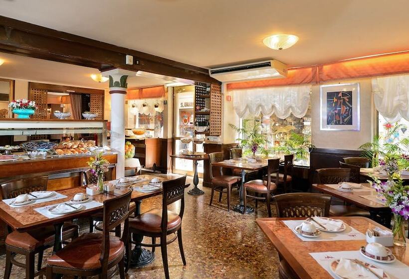 هتل Ambassador Tre Rose