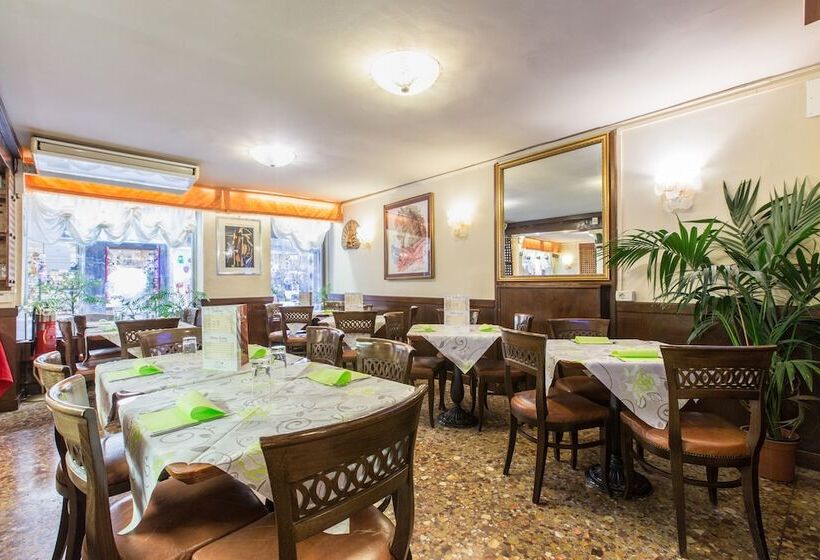 هتل Ambassador Tre Rose