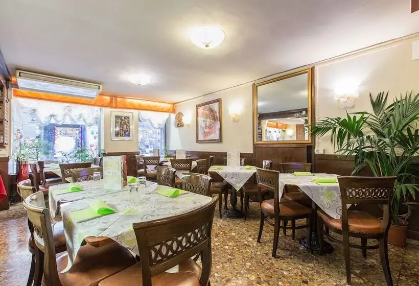 هتل Ambassador Tre Rose