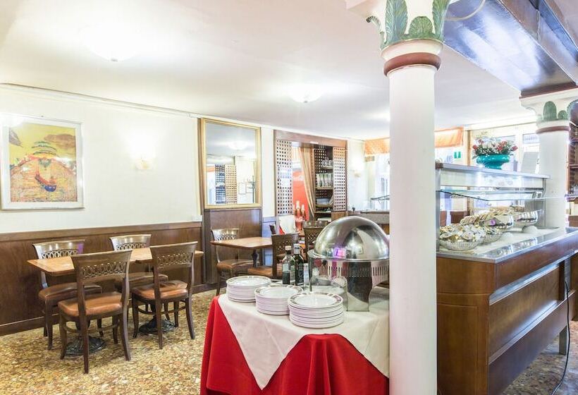 هتل Ambassador Tre Rose