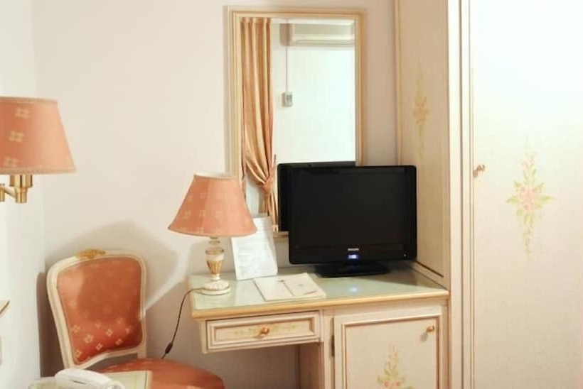 هتل Ambassador Tre Rose