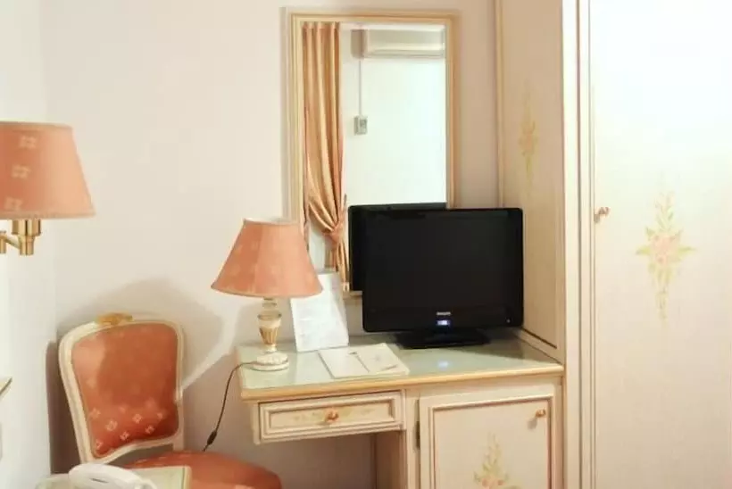 هتل Ambassador Tre Rose