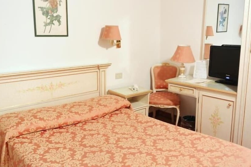 هتل Ambassador Tre Rose