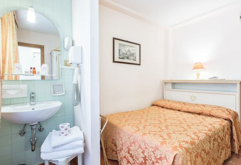 هتل Ambassador Tre Rose