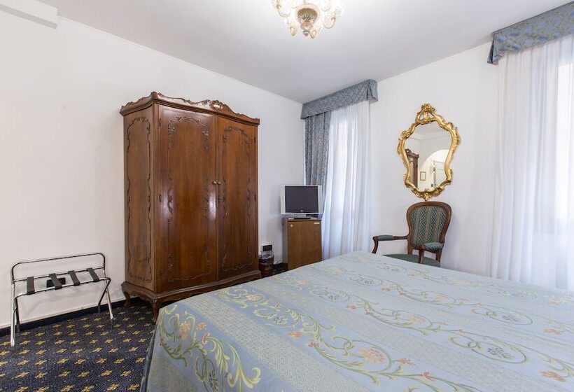 هتل Ambassador Tre Rose