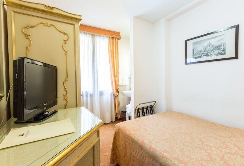 هتل Ambassador Tre Rose