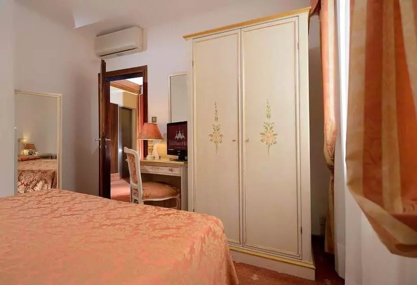 هتل Ambassador Tre Rose