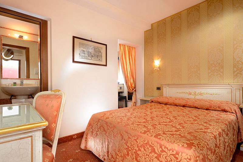 هتل Ambassador Tre Rose