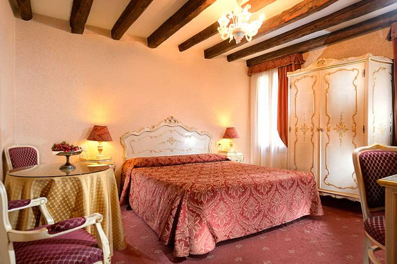 هتل Ambassador Tre Rose