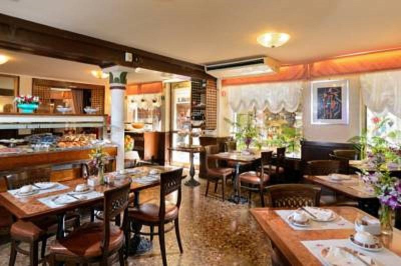 هتل Ambassador Tre Rose