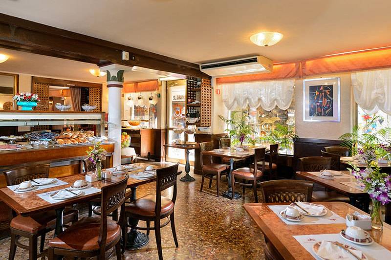 هتل Ambassador Tre Rose